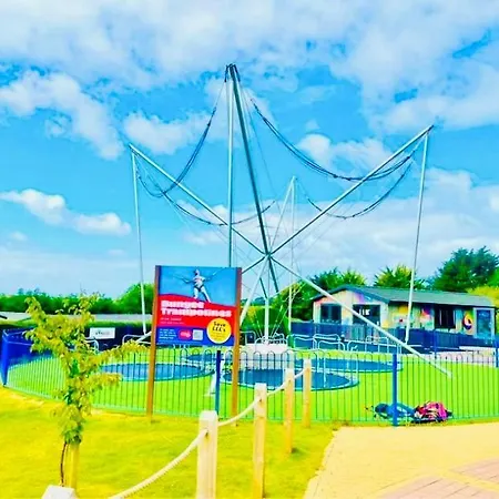 A Lovely Caravan That Truly Has It All, Perfect For Families, Couples, Or Friends In Newquay