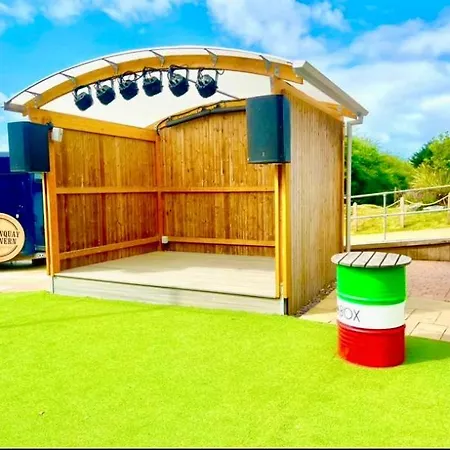 A Lovely Caravan That Truly Has It All, Perfect For Families, Couples, Or Friends In Newquay